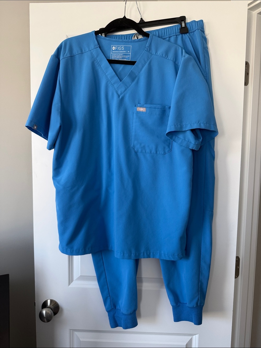 Figs Men’s Scrub Top and Joggers- size XL